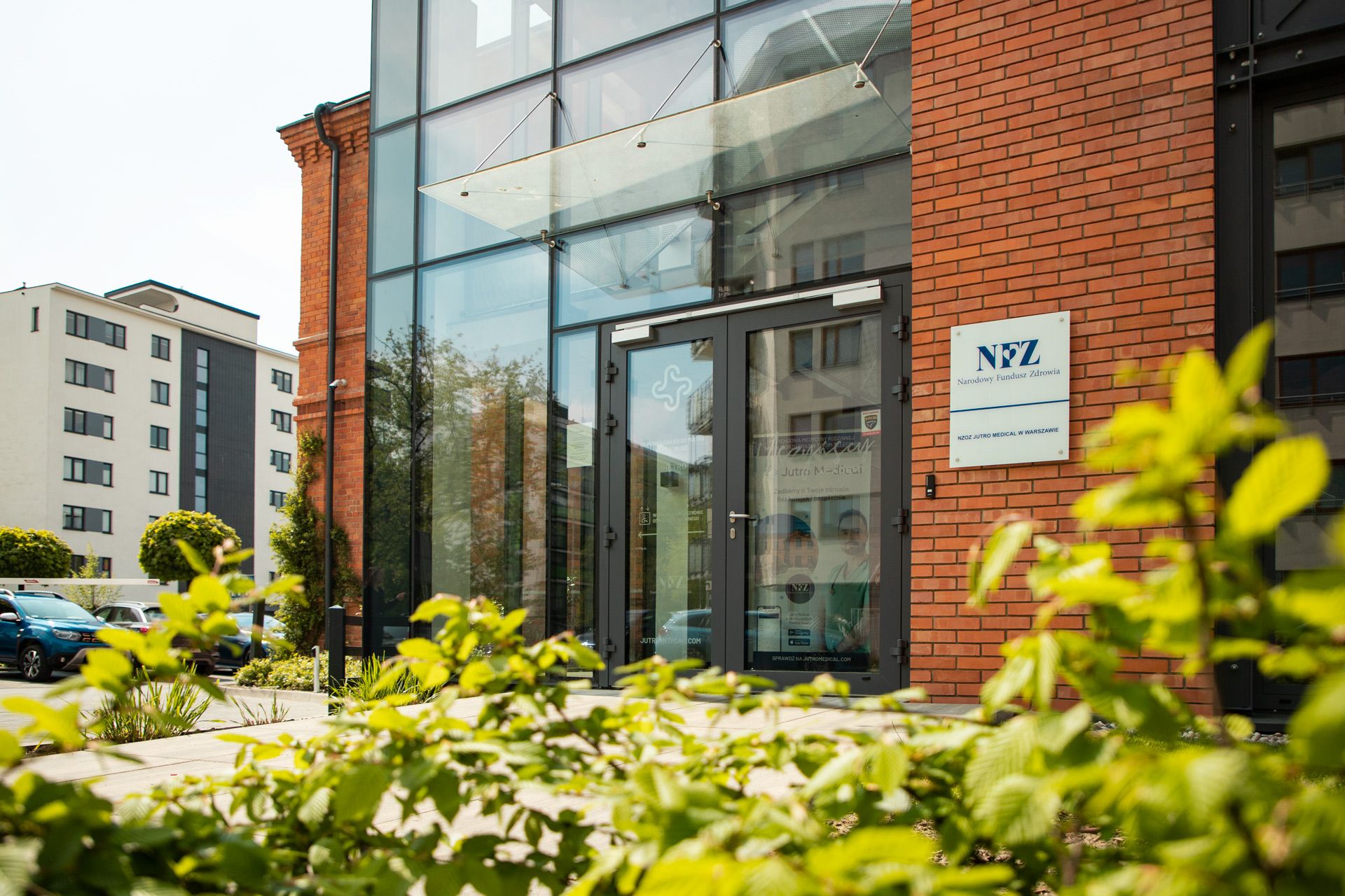 Wejście boczne do przychodni Jutro Medical na Żoliborzu